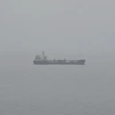 Flujos de petróleo ruso caen por alertas de drones y tormentas en puerto clave