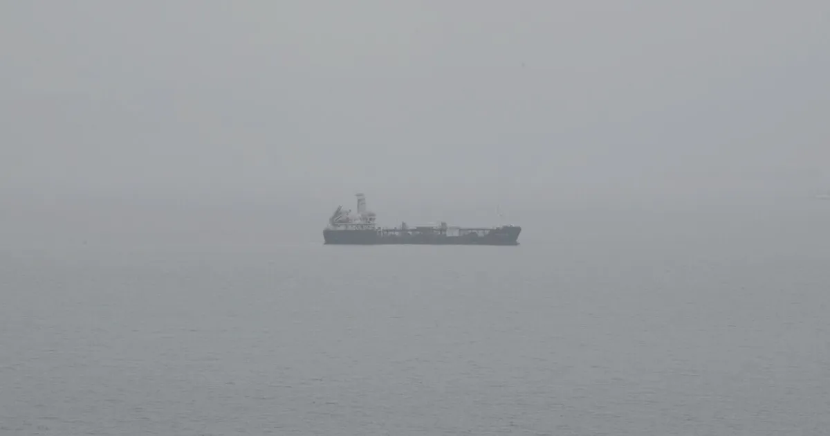 Flujos de petróleo ruso caen por alertas de drones y tormentas en puerto clave