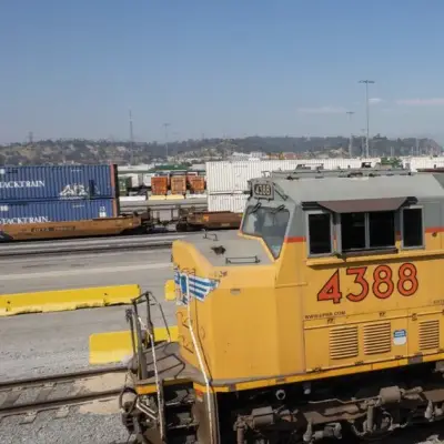 Union Pacific y Norfolk Southern caen mientras regulador pausa revisión de fusión
