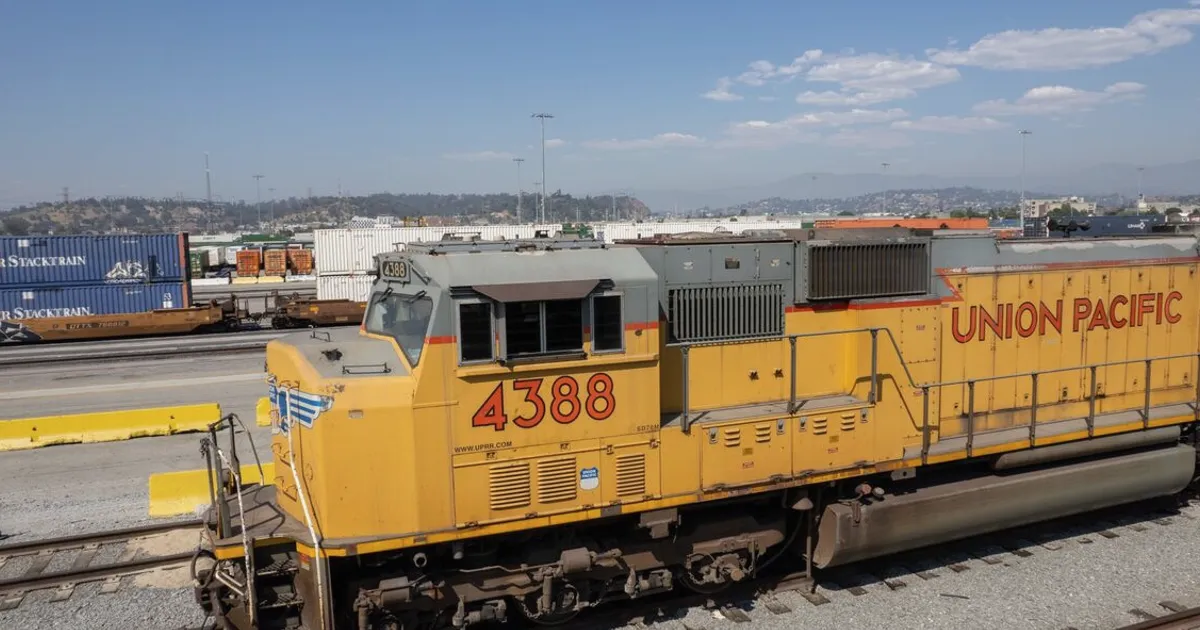 Union Pacific et Norfolk Southern chutent alors que le régulateur suspend l'examen de la fusion