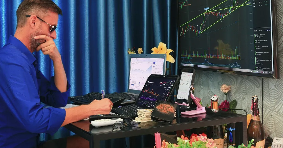 Bitcoin Bear Flag Points to $54,000, Analyst Who Called October High Warns