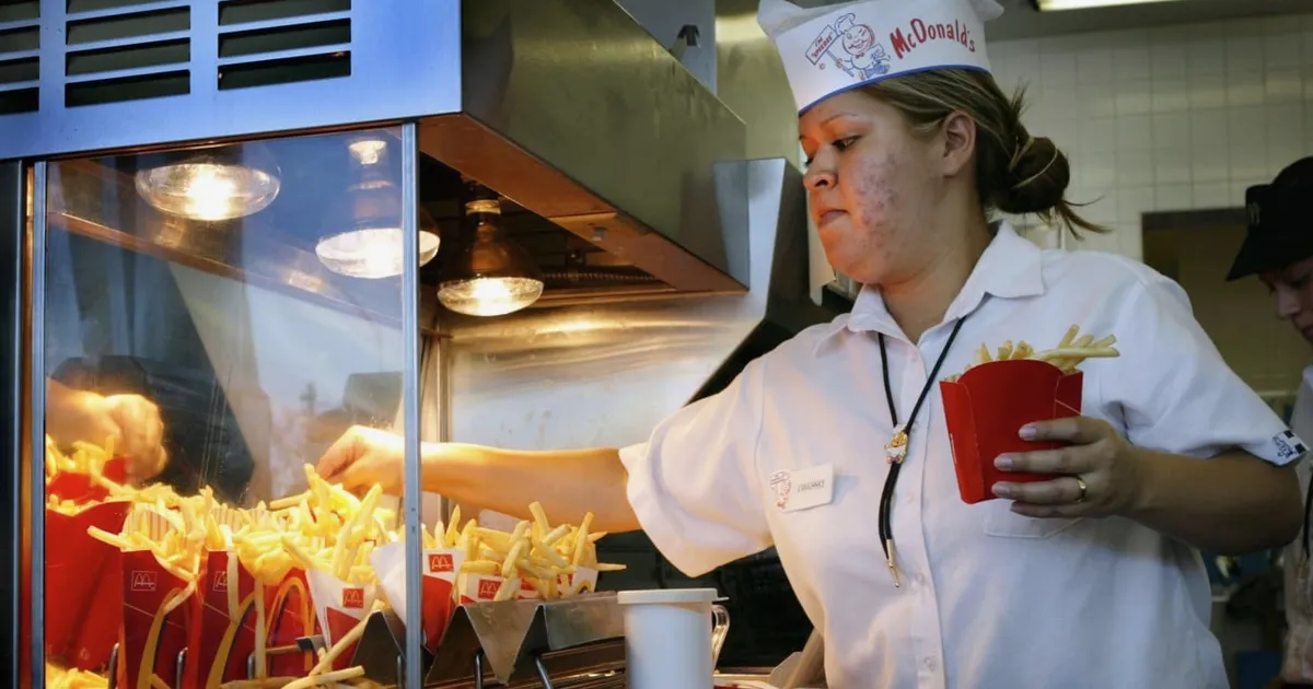 $500K Dividend Portfolio Outearns Minimum Wage: What It Means for Income Investors