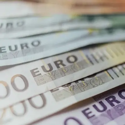 Euro Hits One-Year Low as Oil Drop Fuels ECB Rate Cut Bets