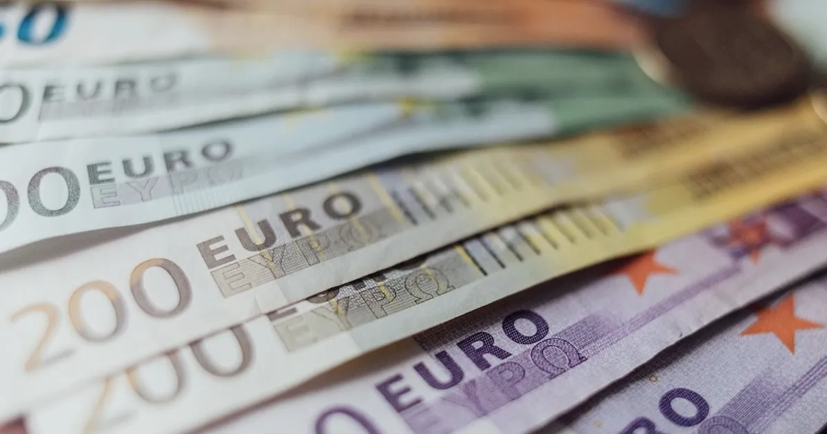Euro Hits One-Year Low as Oil Drop Fuels ECB Rate Cut Bets