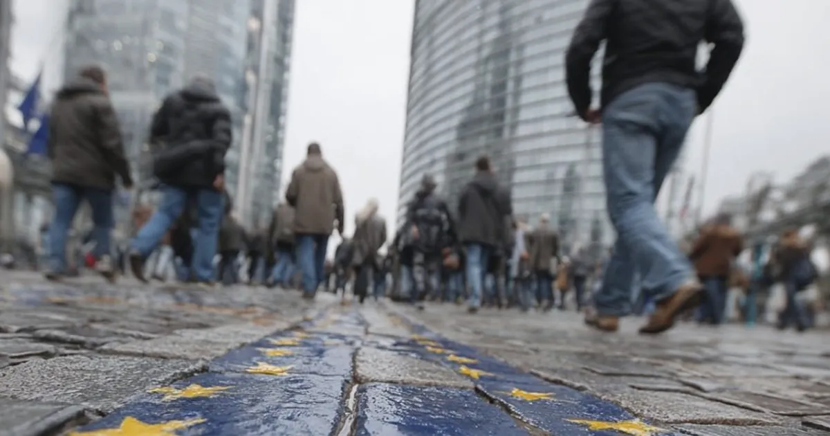 Eurozone Consumer Confidence Falls to -17.7 in June, Below -17.5 Forecast