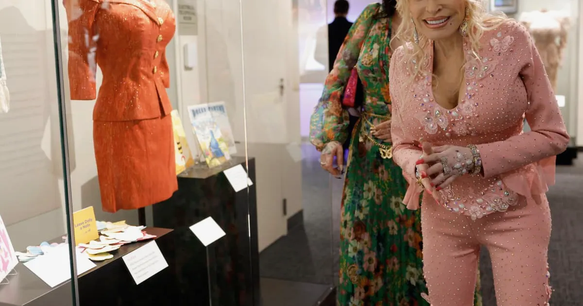 El antiguo refugio de Dolly Parton en Solvang se vende por $2 millones con molino de viento