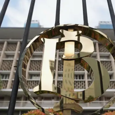 Indonesia Central Bank Hikes Rate Off-Cycle to Defend Rupiah