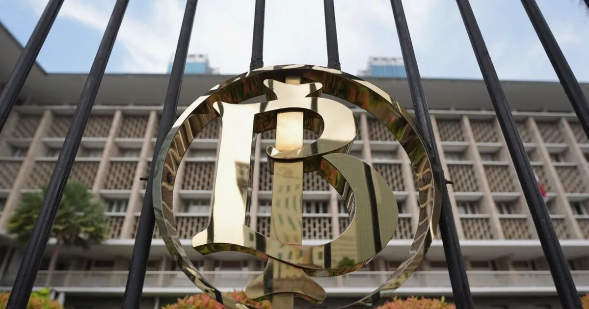 Indonesia Central Bank Hikes Rate Off-Cycle to Defend Rupiah