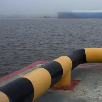 Buque tanque de GNL con bandera rusa carga gas sancionado por EE.UU., ampliando la flota oscura
