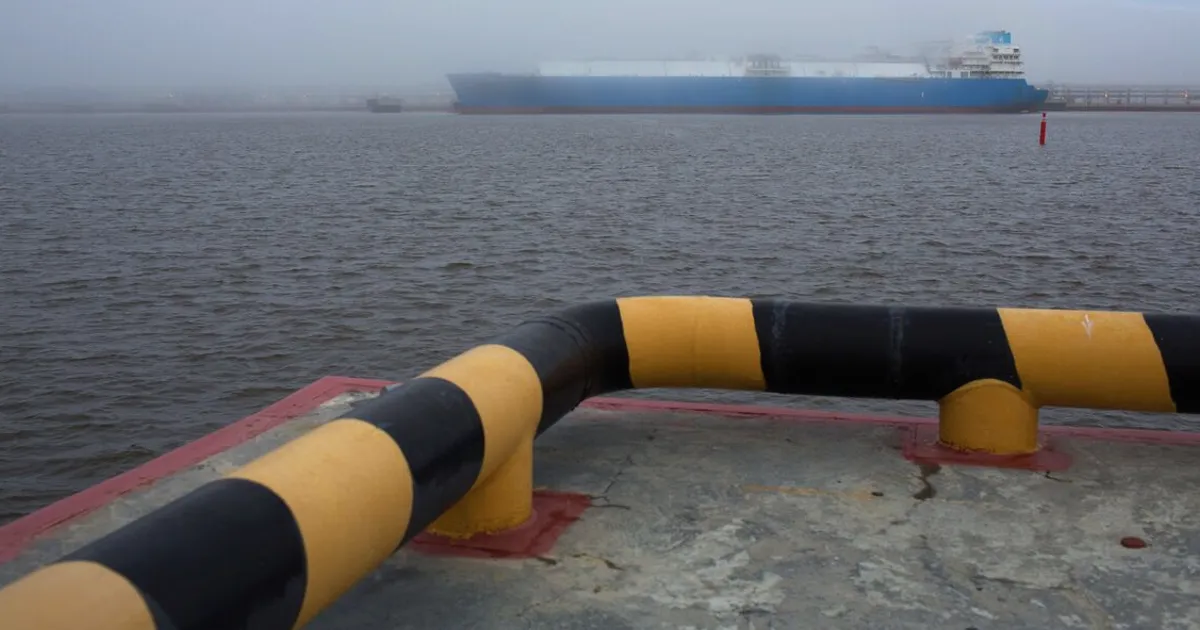 Buque tanque de GNL con bandera rusa carga gas sancionado por EE.UU., ampliando la flota oscura