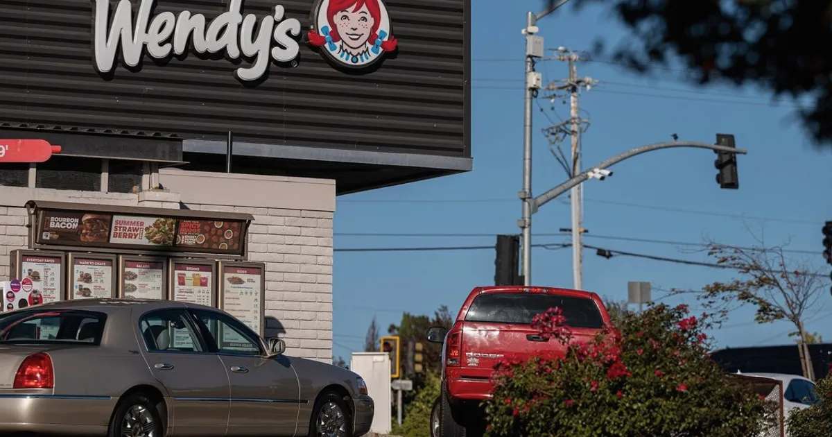 Las acciones de Wendy's suben mientras los traders de meme-stock se acumulan