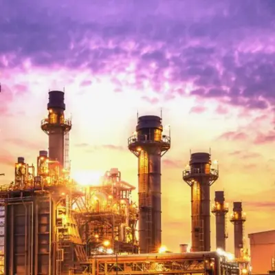 Los ataques ucranianos a refinerías agravan la crisis de gasolina en Rusia